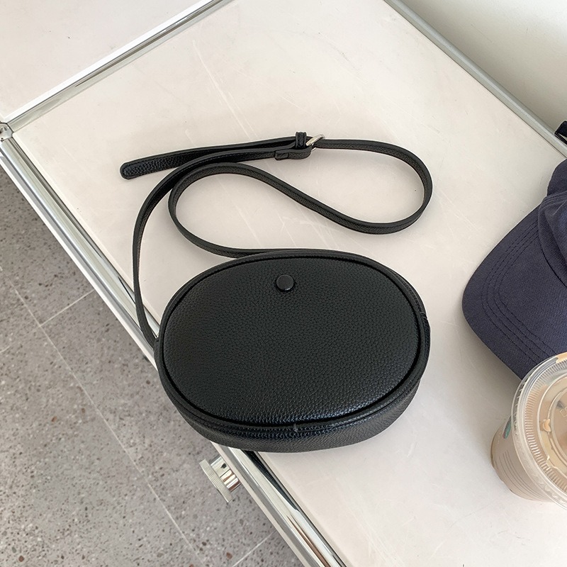 包包 新款時髦流行復古橢圓小包 純色軟皮荔枝紋斜背包 輕便單肩斜挎迷你小圓包-規格圖11