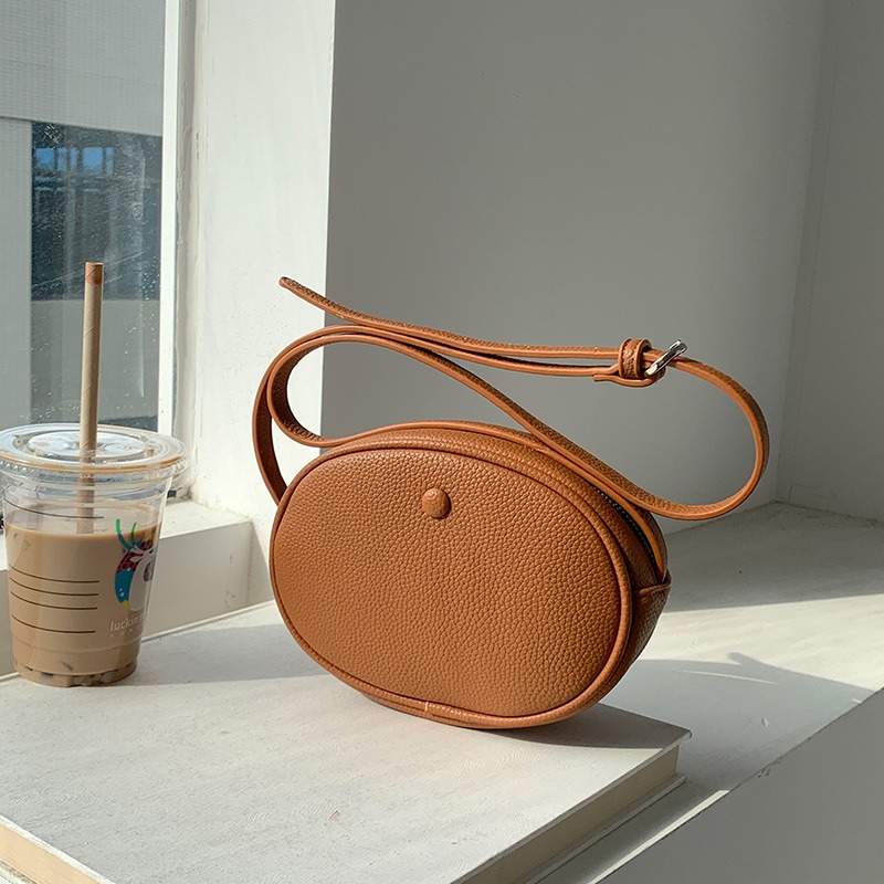 包包 新款時髦流行復古橢圓小包 純色軟皮荔枝紋斜背包 輕便單肩斜挎迷你小圓包-規格圖11