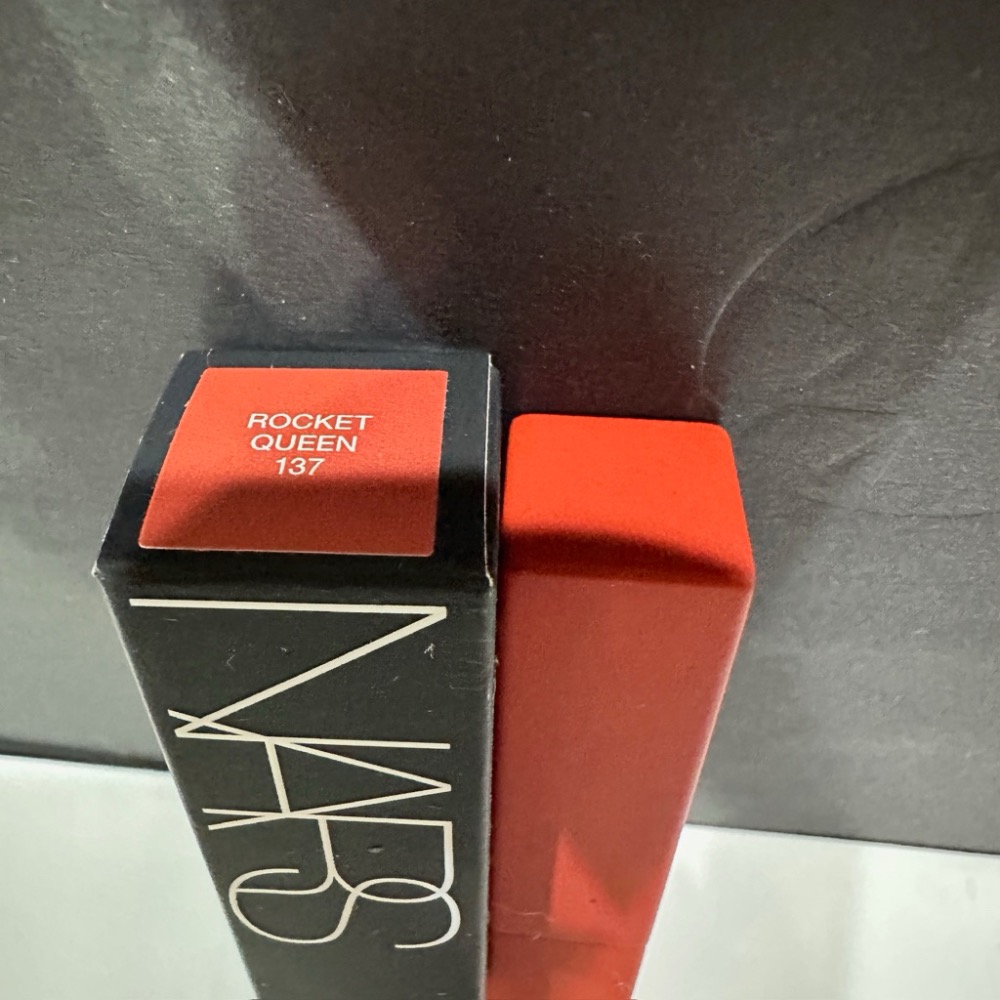 NARS 特霧絲柔持色唇膏 小方條 137 ROCKET QUEEN 迷你 奢慾緞光唇膏 121803 863 全新-細節圖2