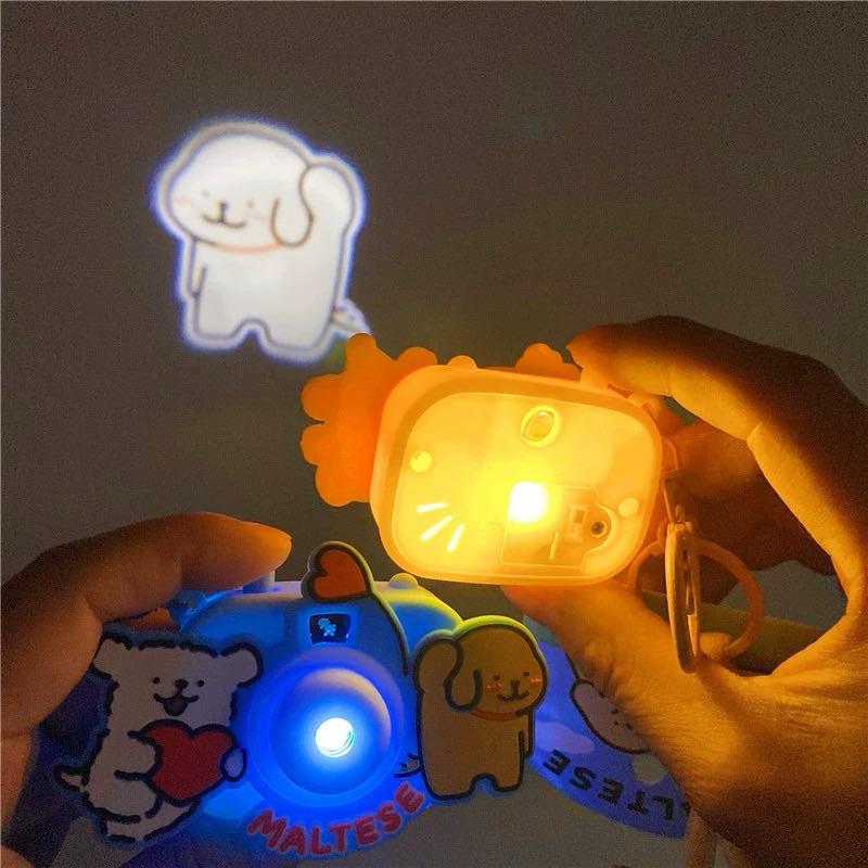 TheGreenParty線條小狗書包包掛件可愛創意情侶鑰匙扣小掛飾吊飾投影照相機趣味吊飾-細節圖4