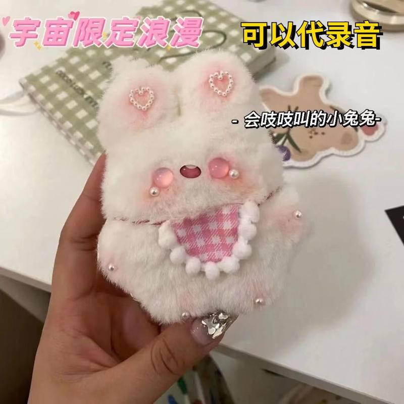 人氣新品 玩偶 公仔 小兔子成品 圍兜兔錄音玩偶 吱吱叫 小兔子公仔 鑰匙扣書包掛件 送閨蜜可留聲 掛件 吱吱叫玩偶-細節圖4