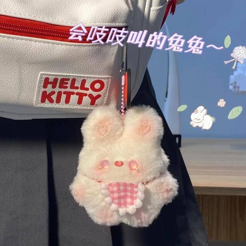 人氣新品 玩偶 公仔 小兔子成品 圍兜兔錄音玩偶 吱吱叫 小兔子公仔 鑰匙扣書包掛件 送閨蜜可留聲 掛件 吱吱叫玩偶-細節圖6