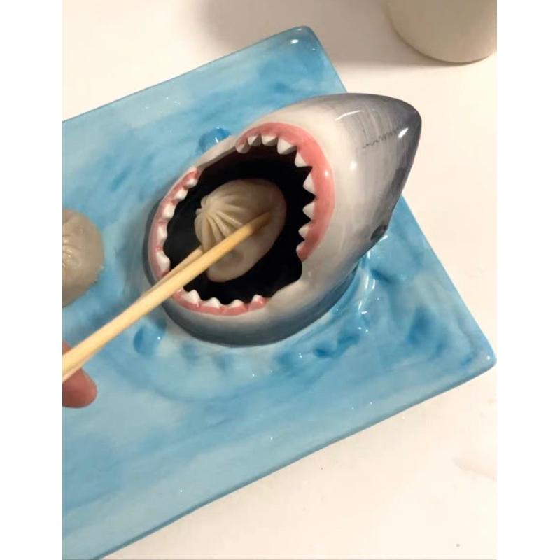 鯊魚盤子🦈鯊魚水餃盤 鯊魚盤 鯊魚蘸醬盤 沾醬盤 海邊沙灘長方形餃子 壽司盤子 陶瓷盤子 餐盤-細節圖3