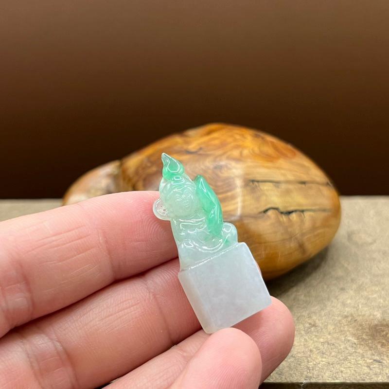 瀚玉珠寶.天然A貨緬甸玉翡翠.甜綠小財神印章！種好細膩.可愛小物.送禮最合適. 附賴泰安鑑定證書｜緬甸玉-細節圖2