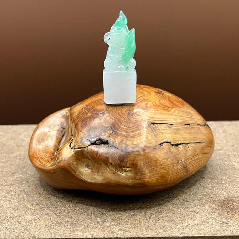 瀚玉珠寶.天然A貨緬甸玉翡翠.甜綠小財神印章！種好細膩.可愛小物.送禮最合適. 附賴泰安鑑定證書｜緬甸玉-細節圖3