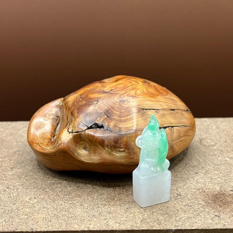 瀚玉珠寶.天然A貨緬甸玉翡翠.甜綠小財神印章！種好細膩.可愛小物.送禮最合適. 附賴泰安鑑定證書｜緬甸玉-細節圖4