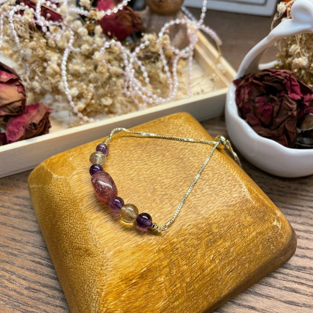 『珍視』紅草莓晶＋黃水晶＋紫水晶，水晶手鍊，設計款文創手作，注金｜元元圓滾滾-細節圖3