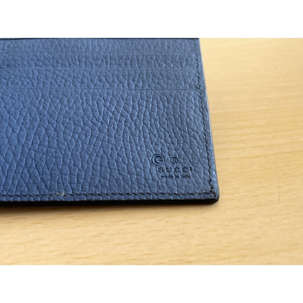 GUCCI 男士黑色荔枝紋皮革短夾 Gucci黑色雙折短版皮夾 藍色內襯-細節圖2