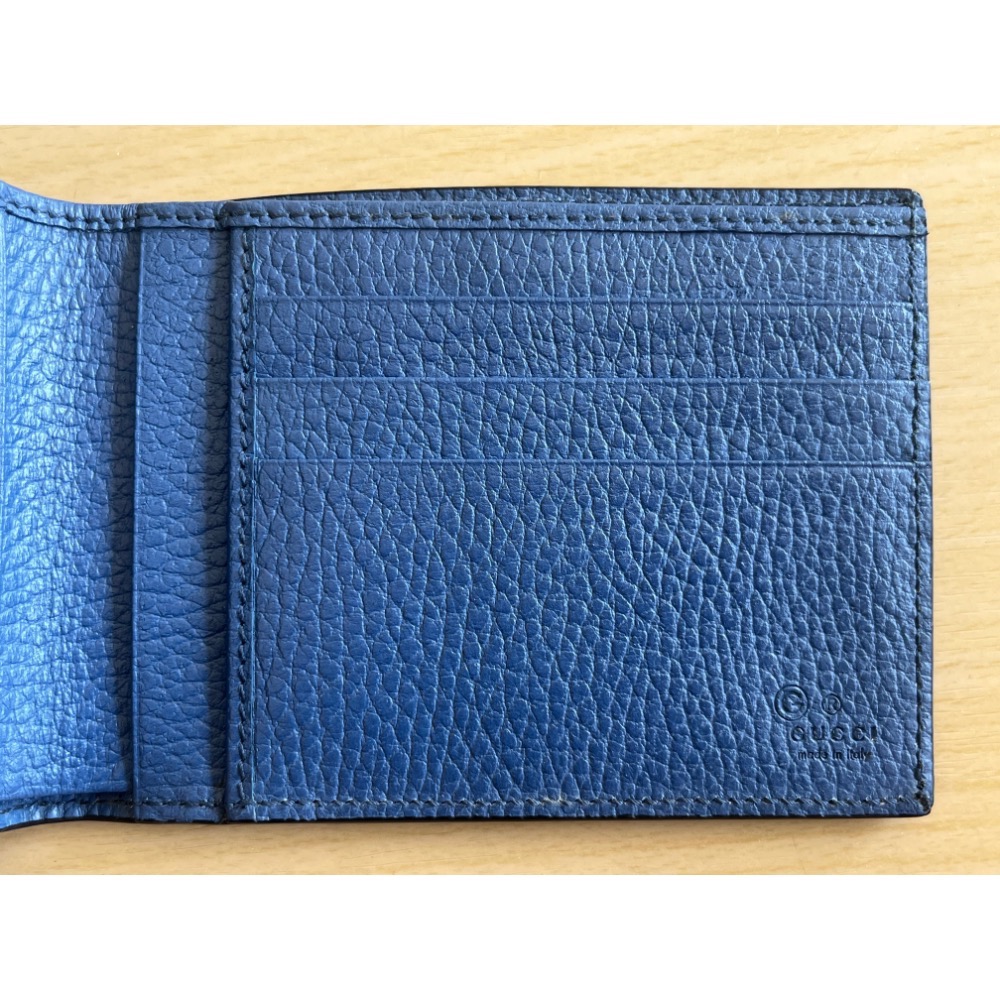 GUCCI 男士黑色荔枝紋皮革短夾 Gucci黑色雙折短版皮夾 藍色內襯-細節圖3