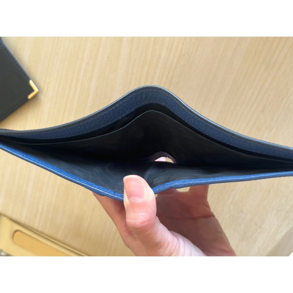 GUCCI 男士黑色荔枝紋皮革短夾 Gucci黑色雙折短版皮夾 藍色內襯-細節圖5