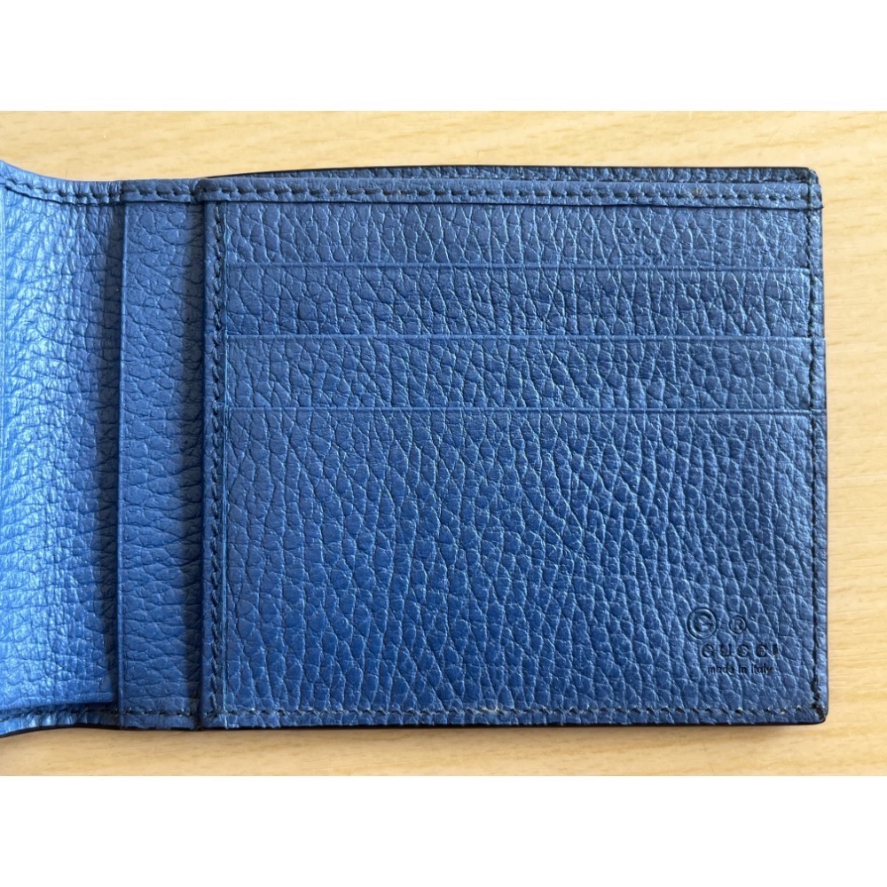 GUCCI 男士黑色荔枝紋皮革短夾 Gucci黑色雙折短版皮夾 藍色內襯-細節圖3
