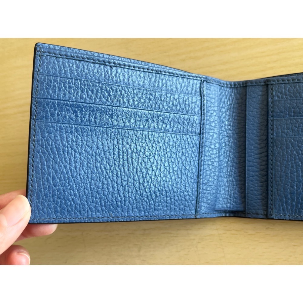 GUCCI 男士黑色荔枝紋皮革短夾 Gucci黑色雙折短版皮夾 藍色內襯-細節圖4
