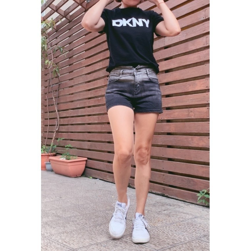 ** 台灣現貨 ** 揪in 牛仔短褲 黑色漸層色 前後雙V高腰顯瘦 包臀顯瘦 彈力舒適 台灣自有品牌-細節圖2