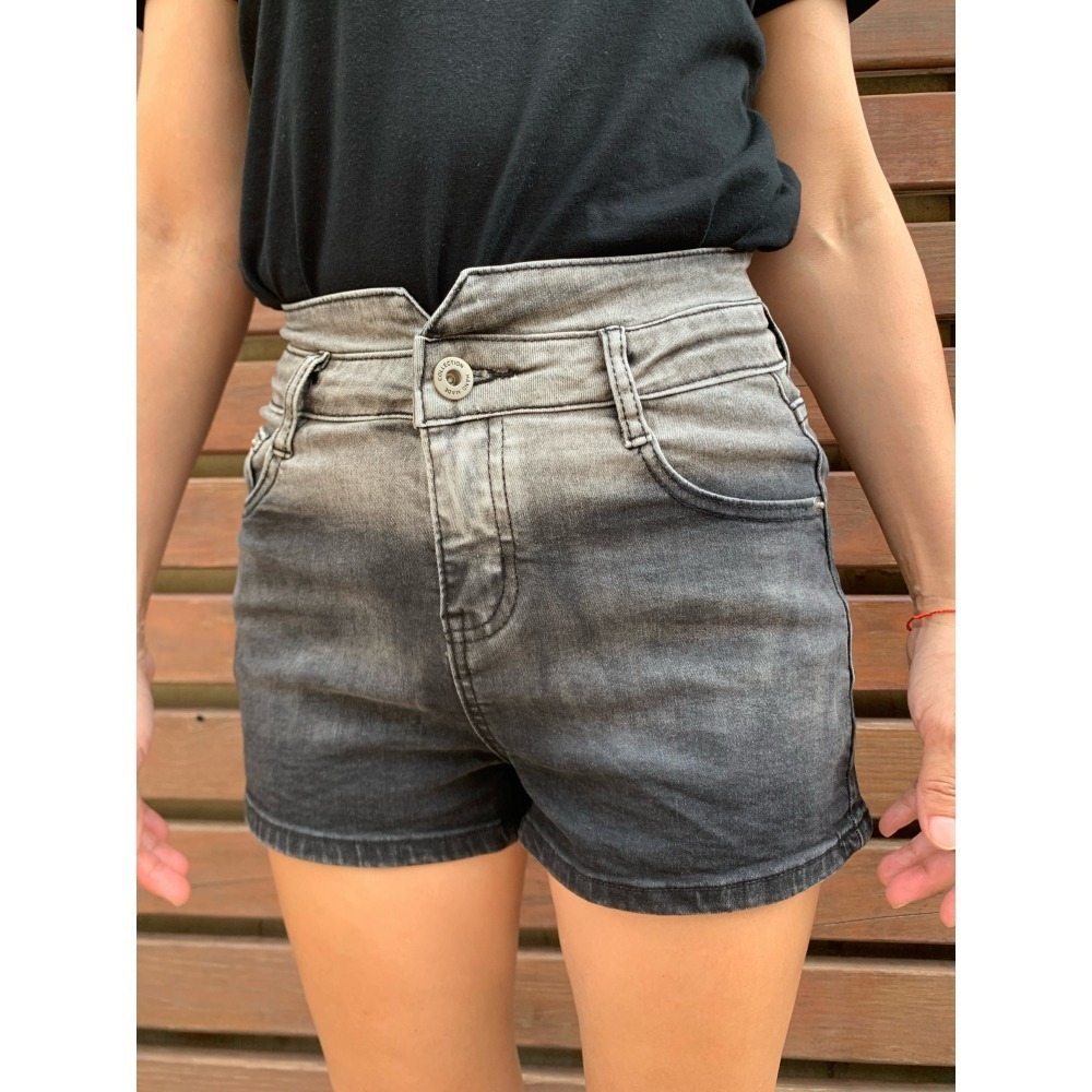 ** 台灣現貨 ** 揪in 牛仔短褲 黑色漸層色 前後雙V高腰顯瘦 包臀顯瘦 彈力舒適 台灣自有品牌-細節圖4