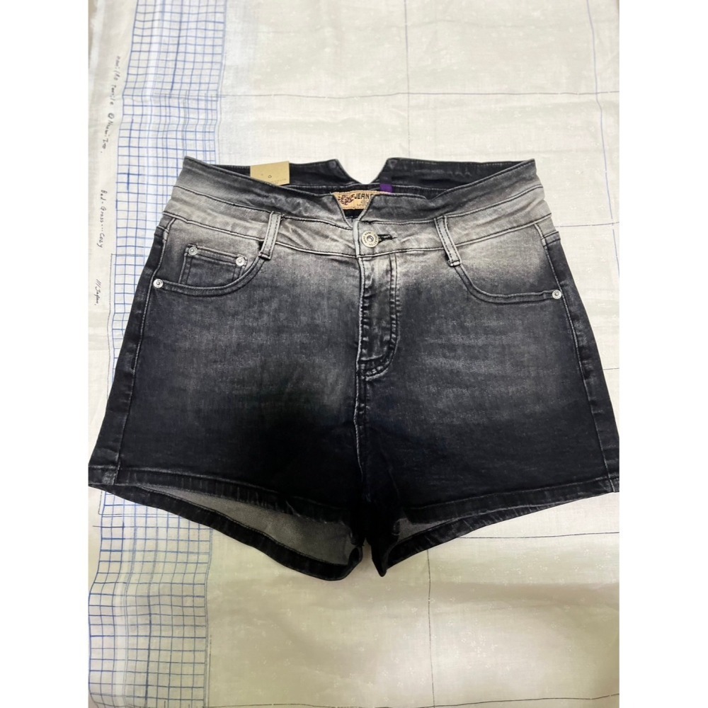 ** 台灣現貨 ** 揪in 牛仔短褲 黑色漸層色 前後雙V高腰顯瘦 包臀顯瘦 彈力舒適 台灣自有品牌-細節圖6