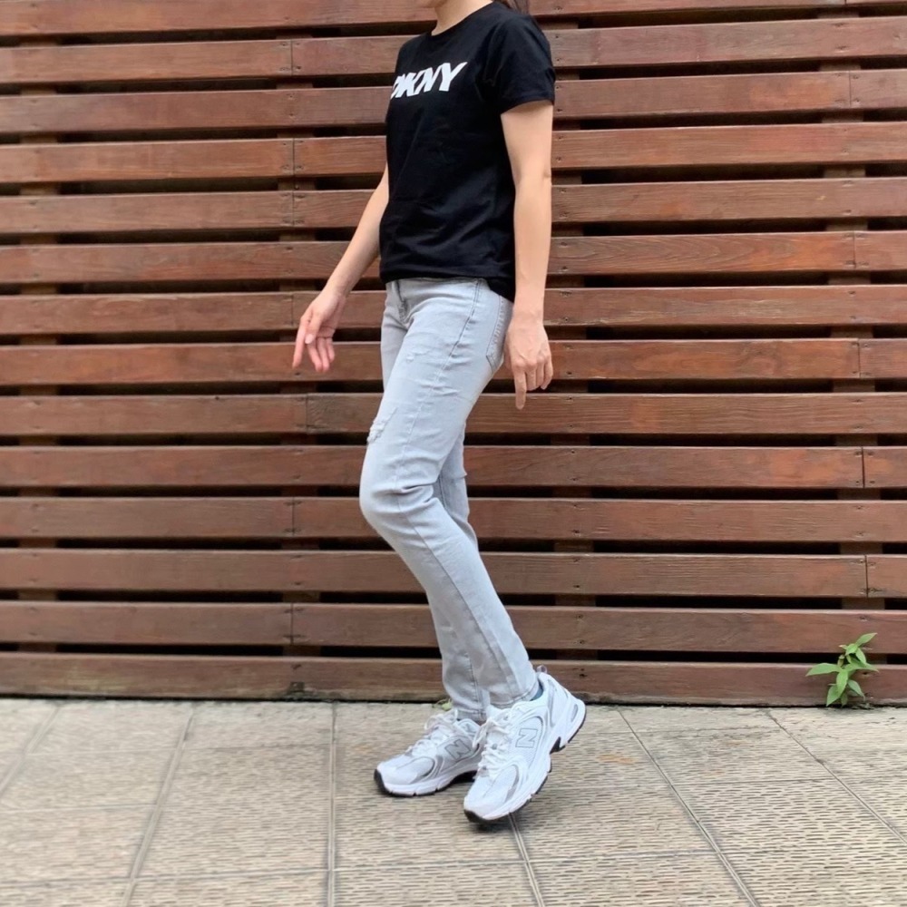 ** 台灣現貨 ** 揪in 雪灰色刷破窄管褲 刷破補丁設計 窄管褲 舒適合身 雪灰色 灰白色 台灣自有品牌-細節圖2