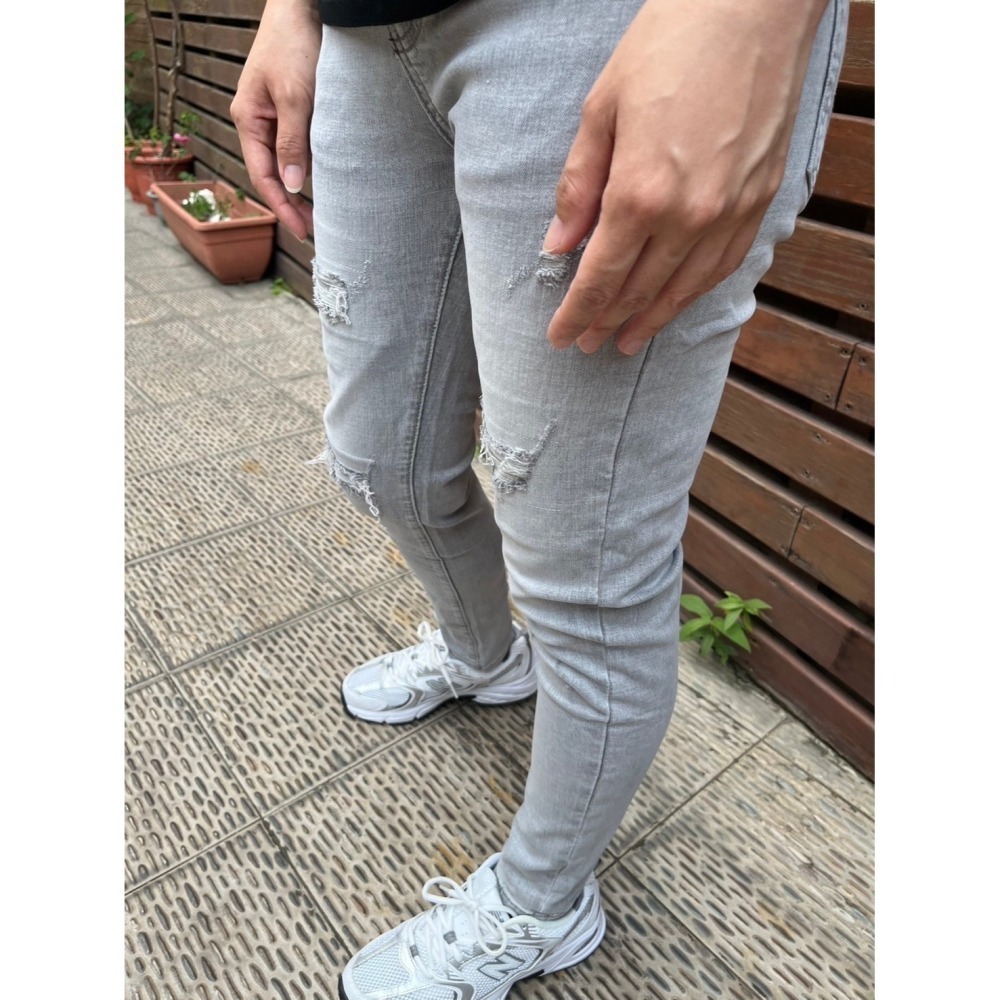 ** 台灣現貨 ** 揪in 雪灰色刷破窄管褲 刷破補丁設計 窄管褲 舒適合身 雪灰色 灰白色 台灣自有品牌-細節圖3