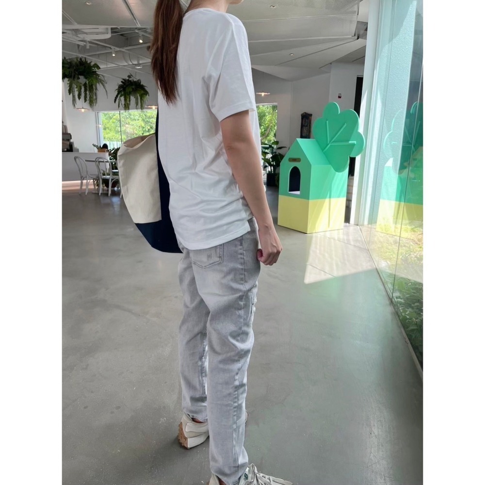 ** 台灣現貨 ** 揪in 雪灰色刷破窄管褲 刷破補丁設計 窄管褲 舒適合身 雪灰色 灰白色 台灣自有品牌-細節圖7