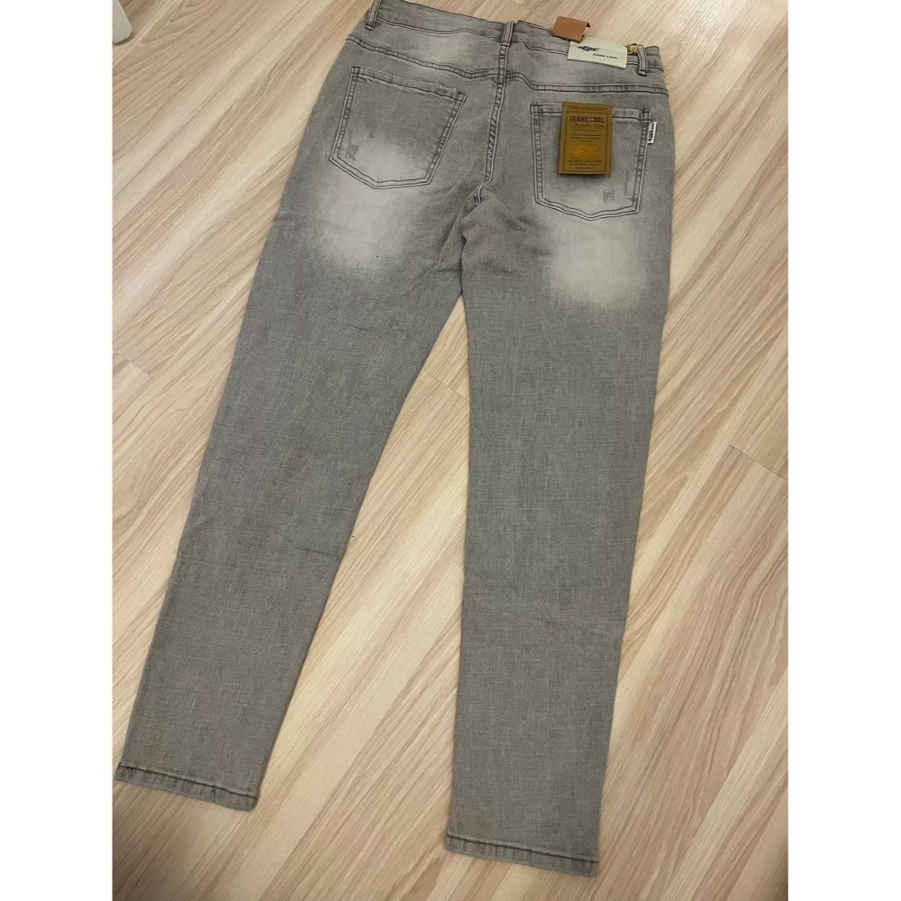 ** 台灣現貨 ** 揪in 雪灰色刷破窄管褲 刷破補丁設計 窄管褲 舒適合身 雪灰色 灰白色 台灣自有品牌-細節圖9