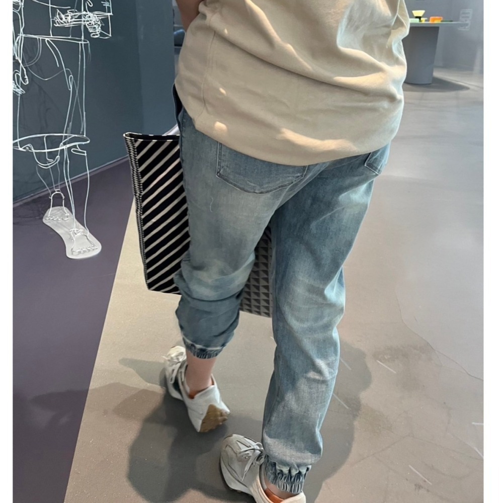 ** 台灣現貨 ** 揪in 縮口褲 牛仔褲 束口褲 鬆緊束口褲 鬆緊縮口褲 刷白設計 台灣自有品牌-細節圖6