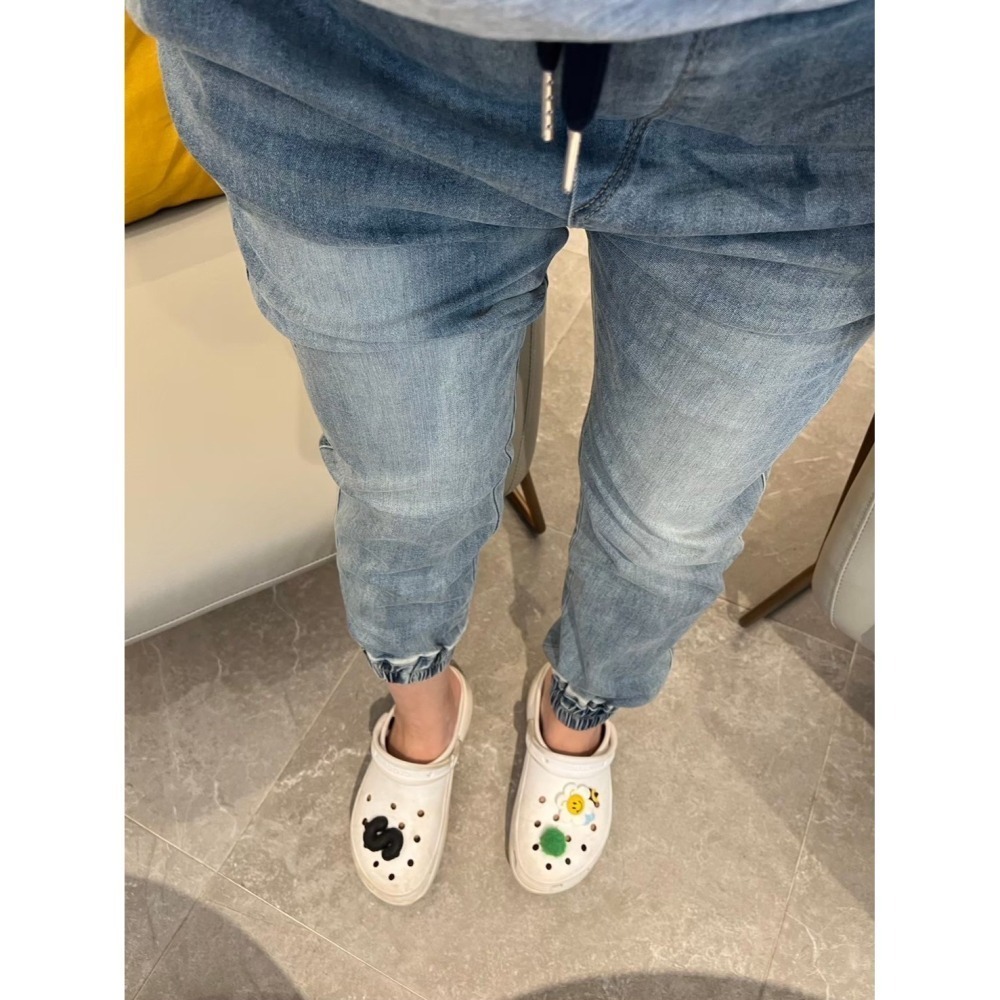 ** 台灣現貨 ** 揪in 縮口褲 牛仔褲 束口褲 鬆緊束口褲 鬆緊縮口褲 刷白設計 台灣自有品牌-細節圖7