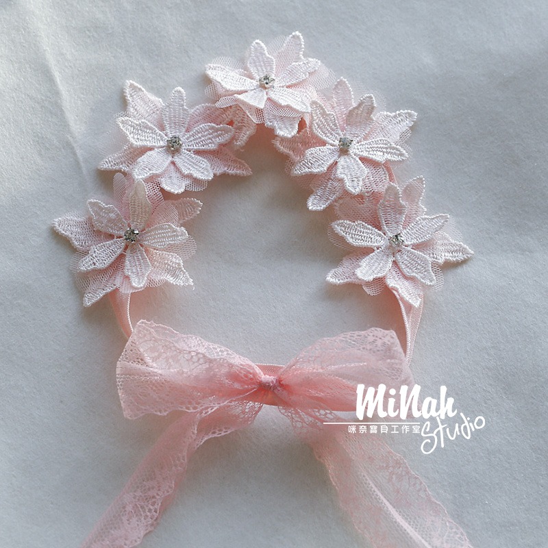 【現貨當日出貨✨】韓版幼童髮帶 蕾絲花朵髮帶 夢幻 蕾絲 抓周 收涎 滿月 髮箍 髮飾 嬰兒 新生兒 ins-細節圖4