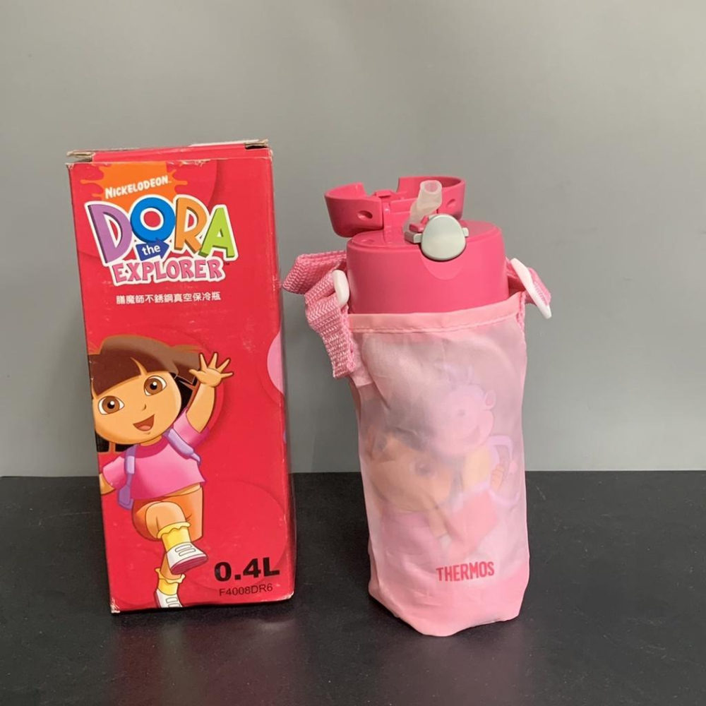 【庫存出清品】【THERMOS膳魔師】不銹鋼真空保冷瓶-DORA朵拉370ml (附揹帶)-細節圖6