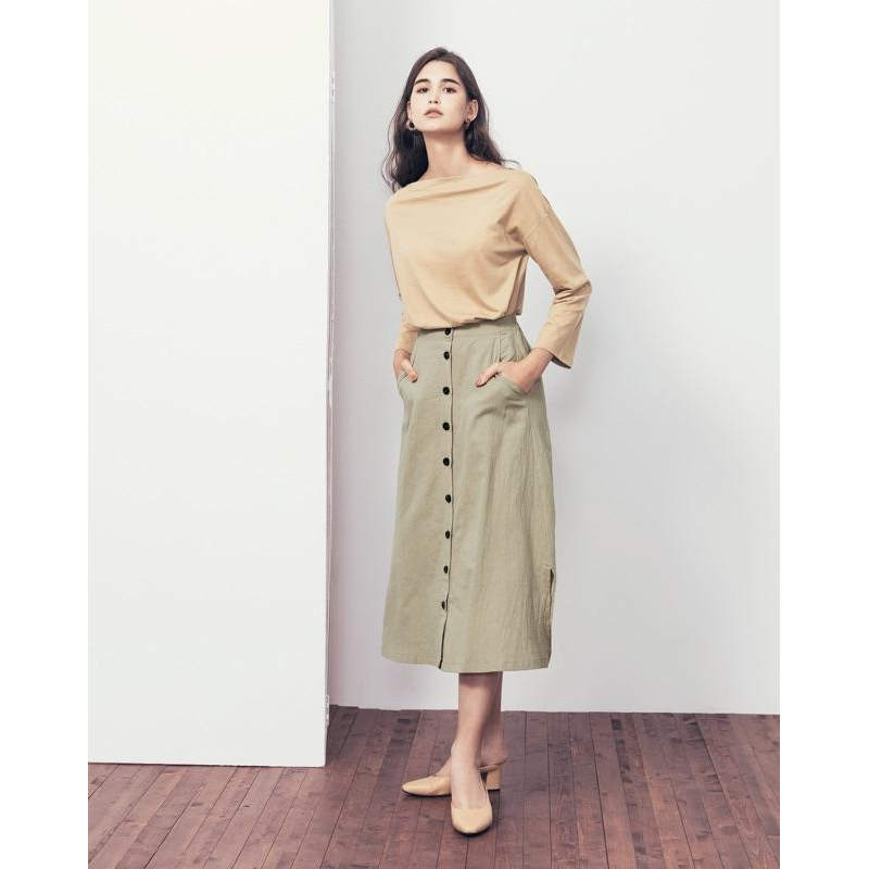 Meier.Q MIT 舒適柔滑一字領上衣 卡其杏M-細節圖2