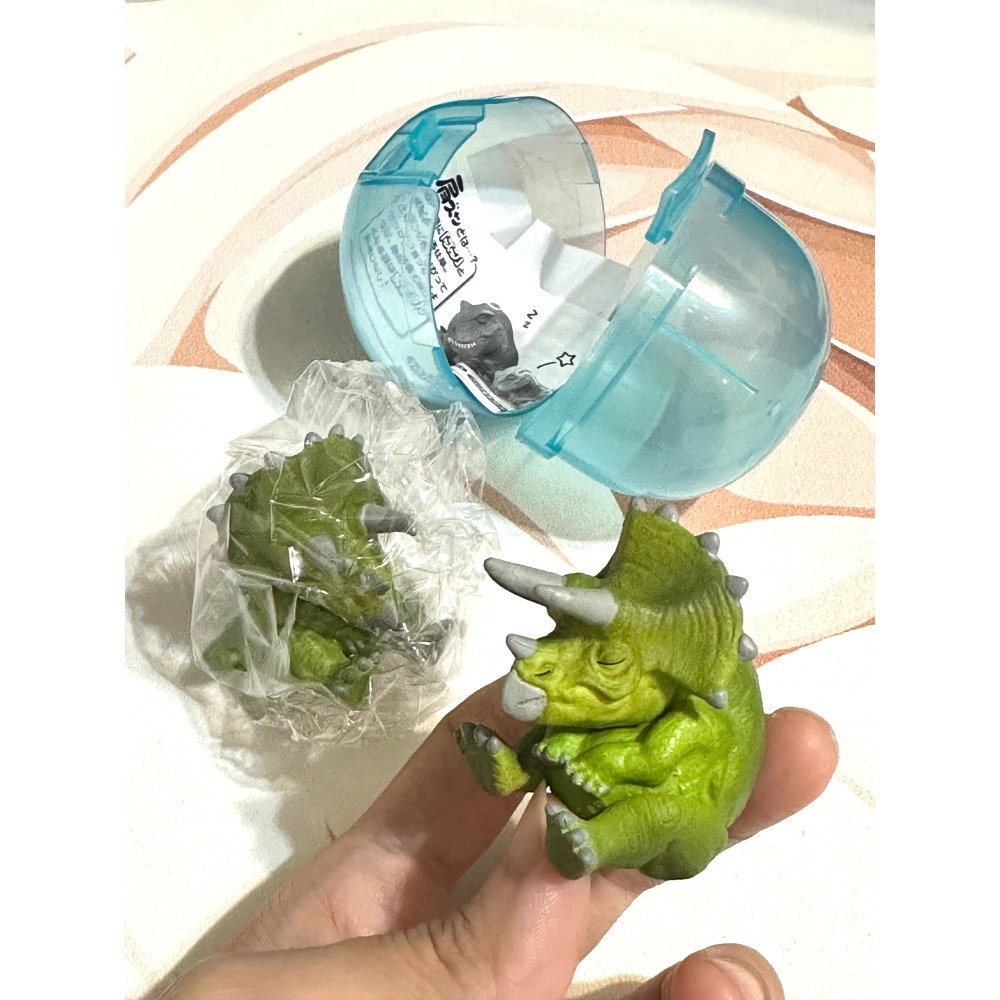 (全新) T-Arts扭蛋 侏儸紀公園倚間睡眠公仔 三角龍-細節圖2