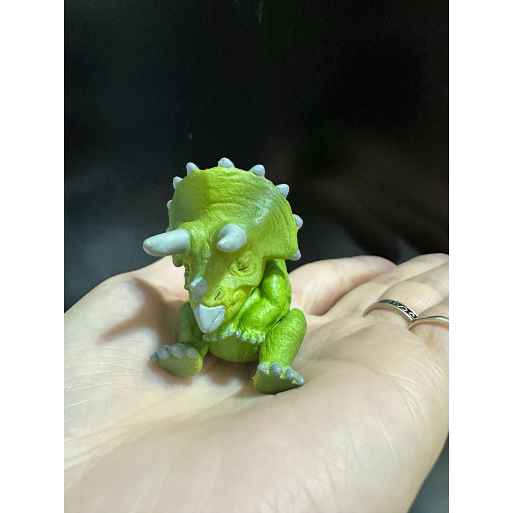 (全新) T-Arts扭蛋 侏儸紀公園倚間睡眠公仔 三角龍-細節圖3