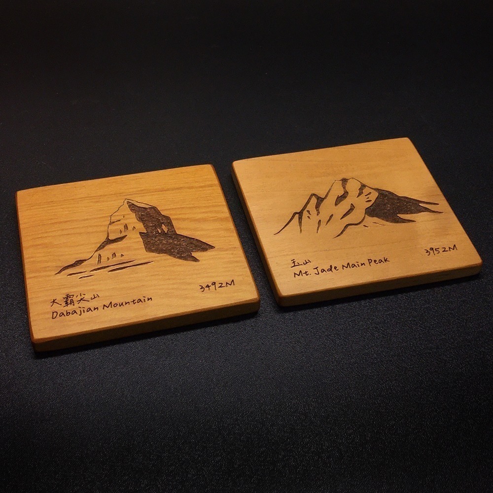 【木中WOOD人】檜木杯墊-台灣山岳系列 (玉山/大霸尖山)-細節圖2
