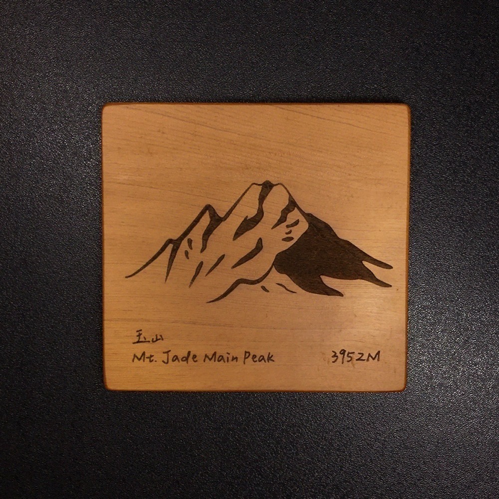 【木中WOOD人】檜木杯墊-台灣山岳系列 (玉山/大霸尖山)-細節圖3
