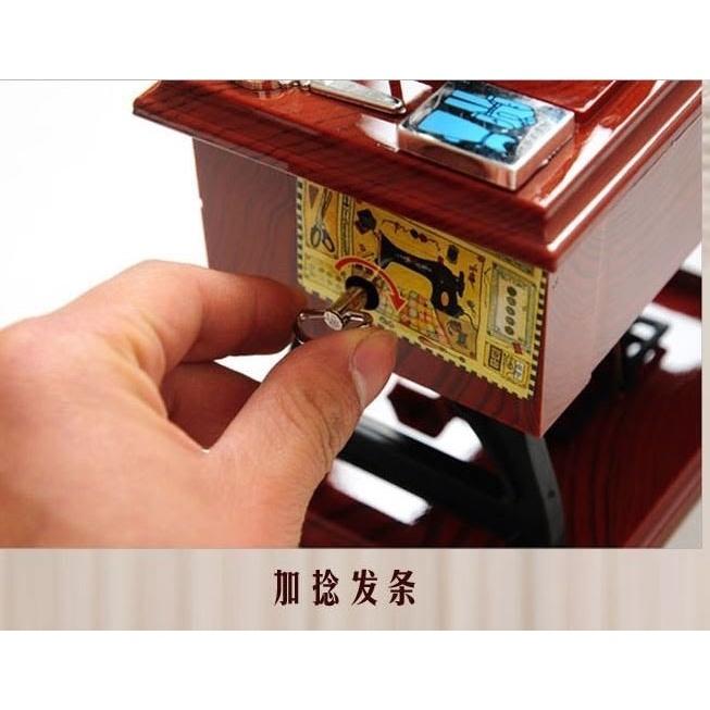 🇹🇼拉拉Lala＇s 仿古縫紉機音樂盒創意復古仿木八音盒擺件七夕情人節禮物-細節圖5