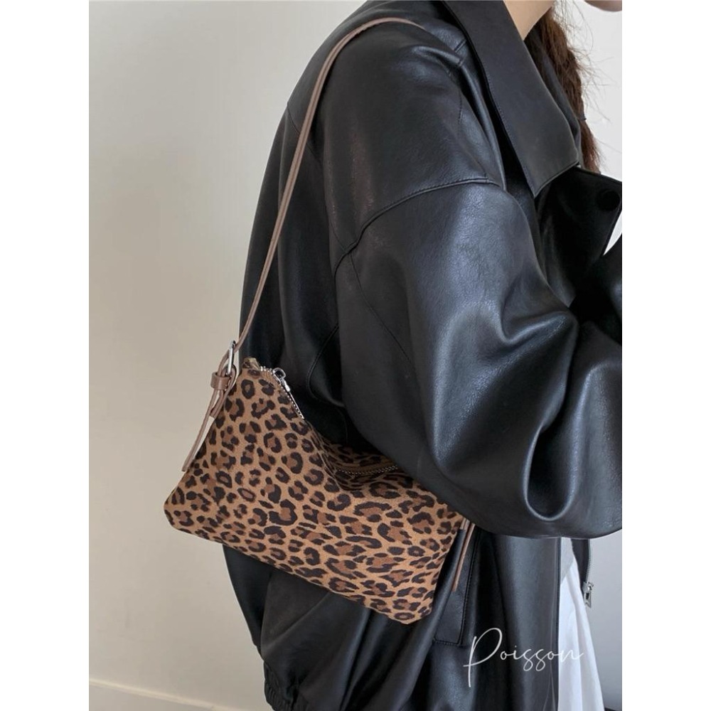 Poisson_korea🌟闆娘推薦選品🌟韓國實用麂皮絨小包 手機包 斜背包-細節圖2