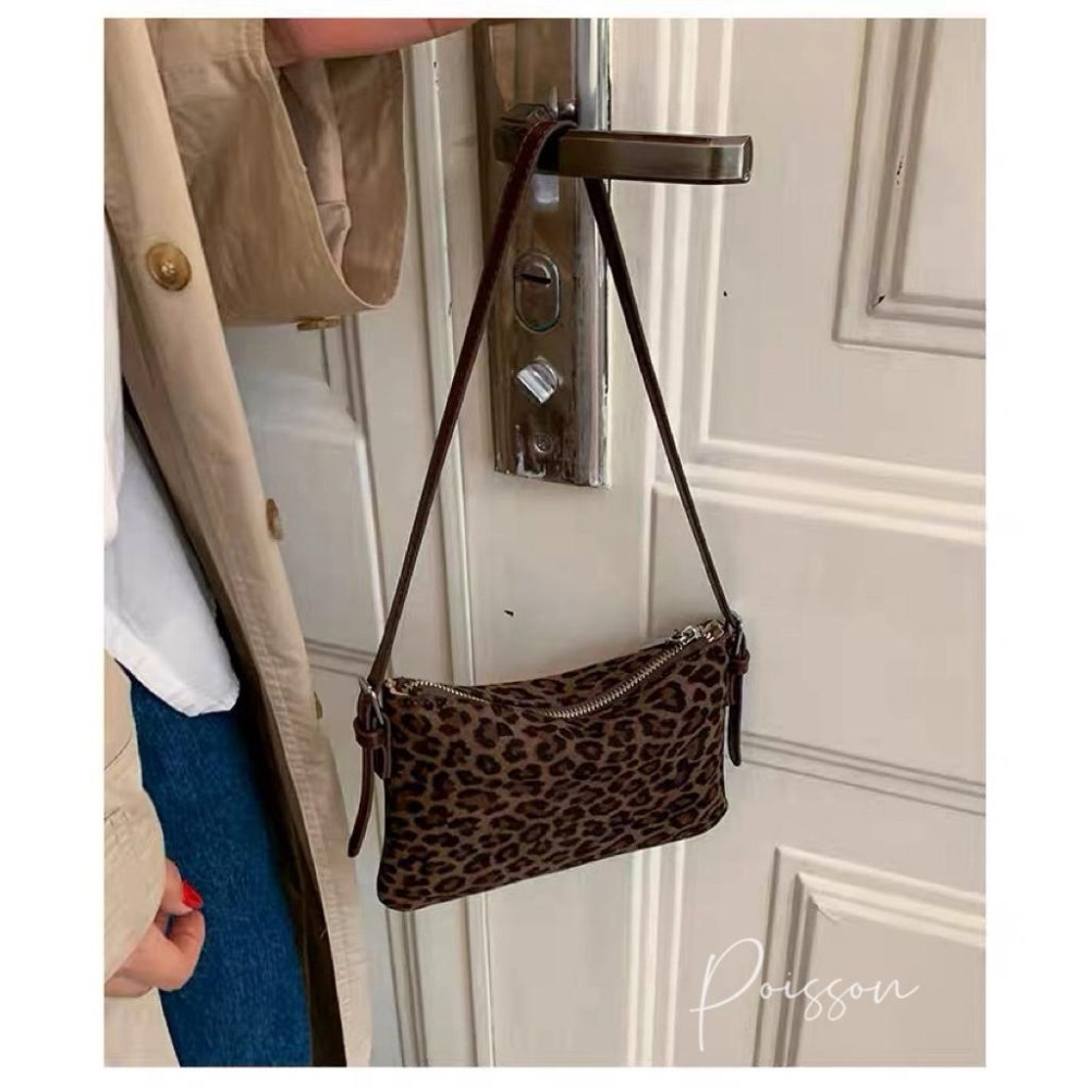 Poisson_korea🌟闆娘推薦選品🌟韓國實用麂皮絨小包 手機包 斜背包-細節圖4