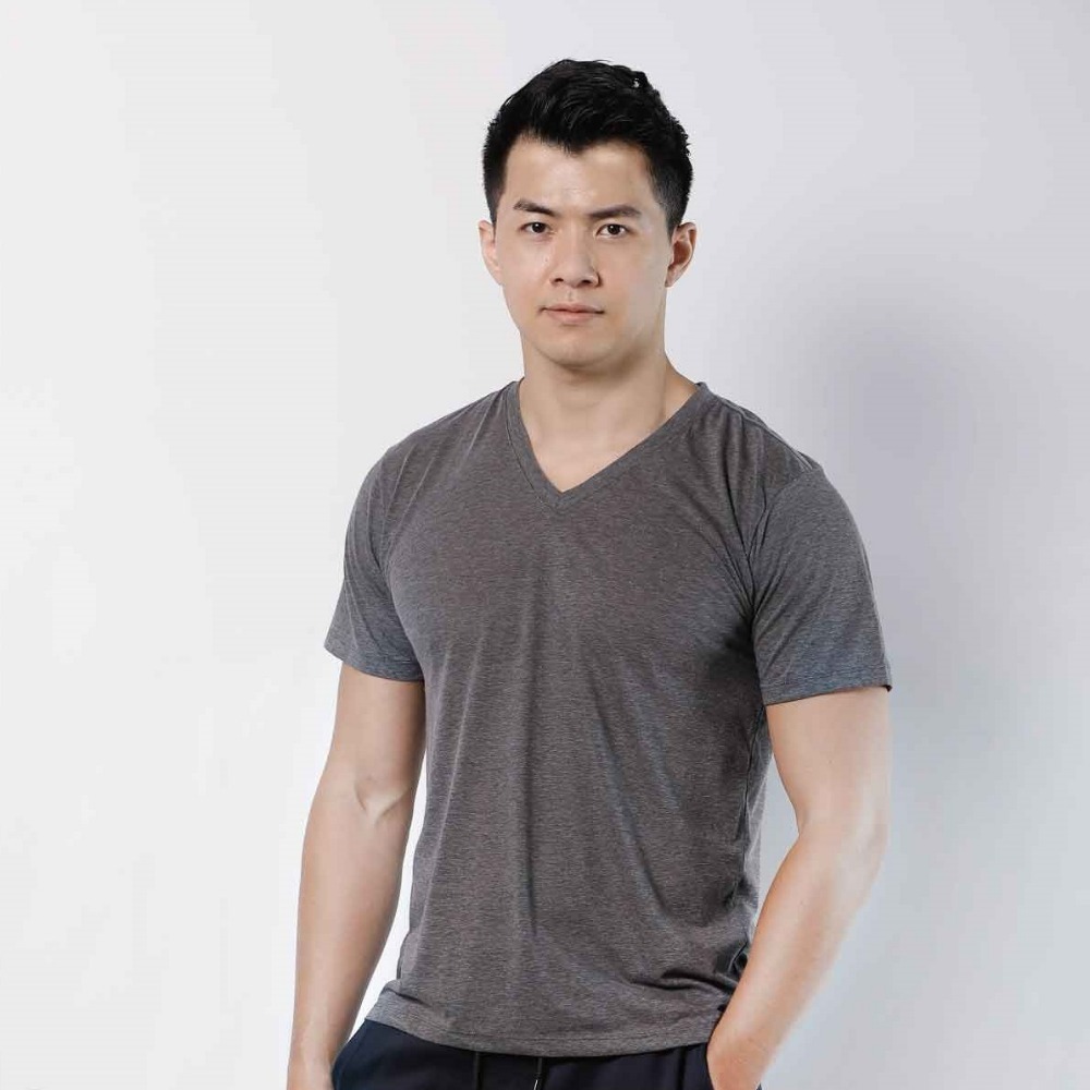 台灣製~現貨+預購  V領吸濕排汗短袖上衣~涼感速乾~輕盈舒適~彈性佳~3色~M~XXL尺寸~-細節圖2