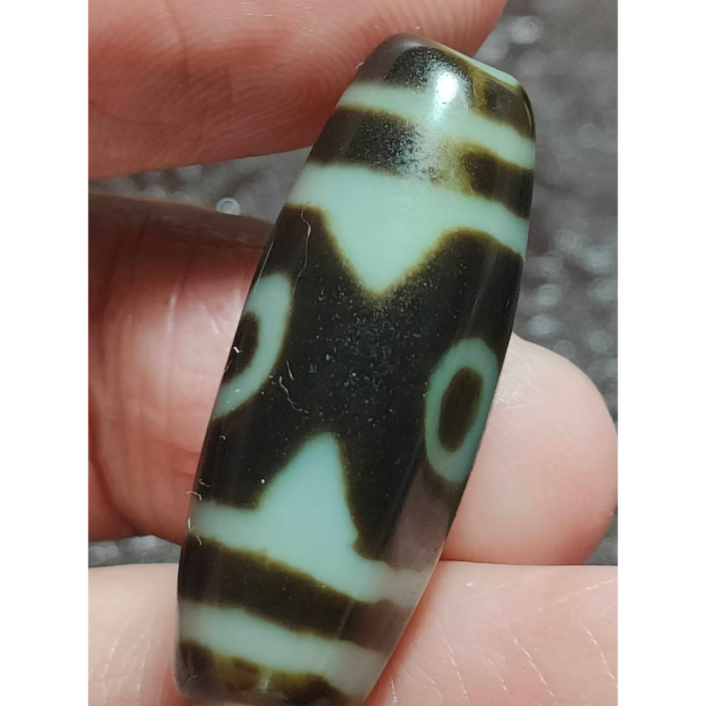 ㊙㊖⋩老山腳⋨㊖㊙藏區回流真品/藏藥香虎牙三眼天珠/ Dzi044 手工老珠表皮油亮微透光風化漂亮，歡迎有綠人請供!!-細節圖2