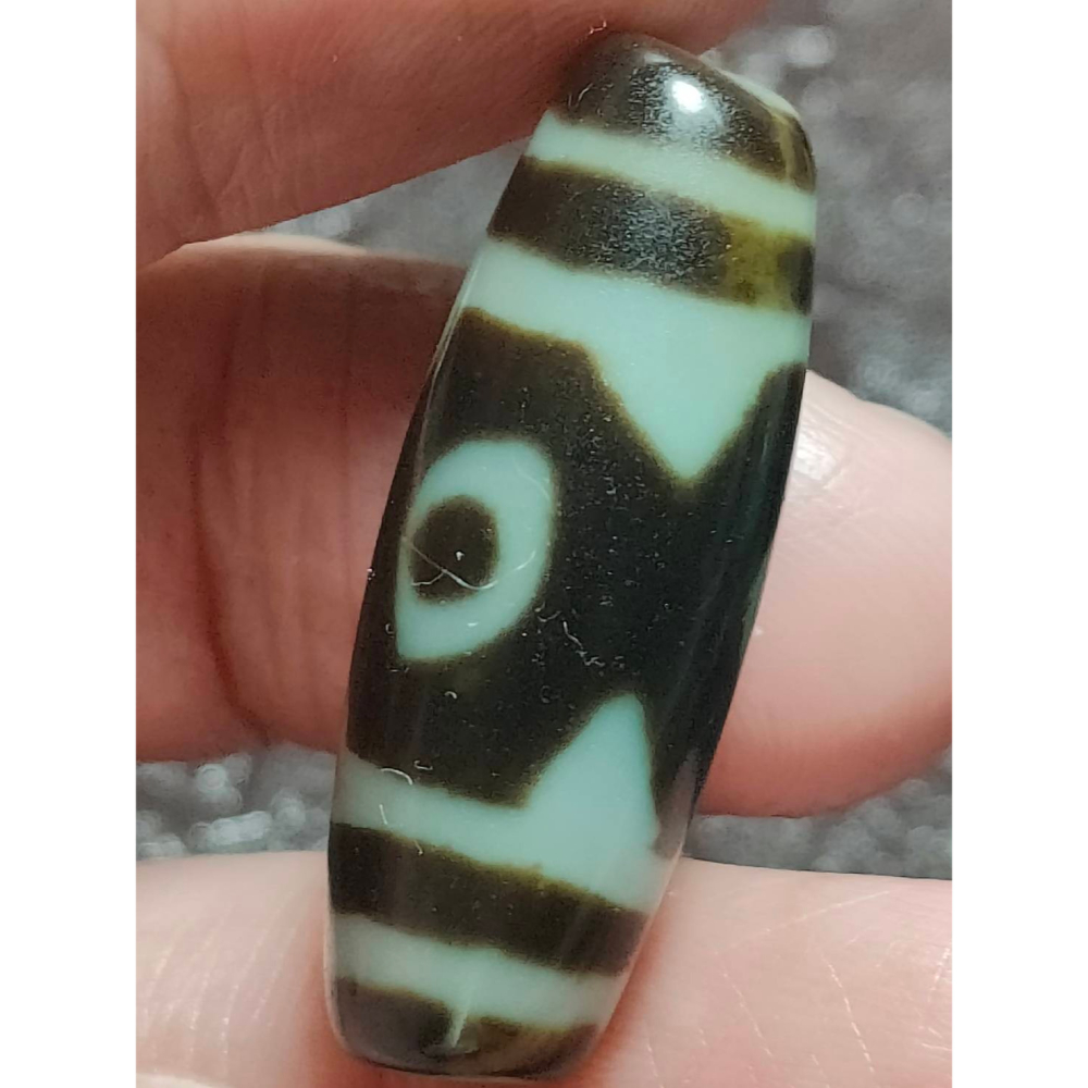 ㊙㊖⋩老山腳⋨㊖㊙藏區回流真品/藏藥香虎牙三眼天珠/ Dzi044 手工老珠表皮油亮微透光風化漂亮，歡迎有綠人請供!!-細節圖3