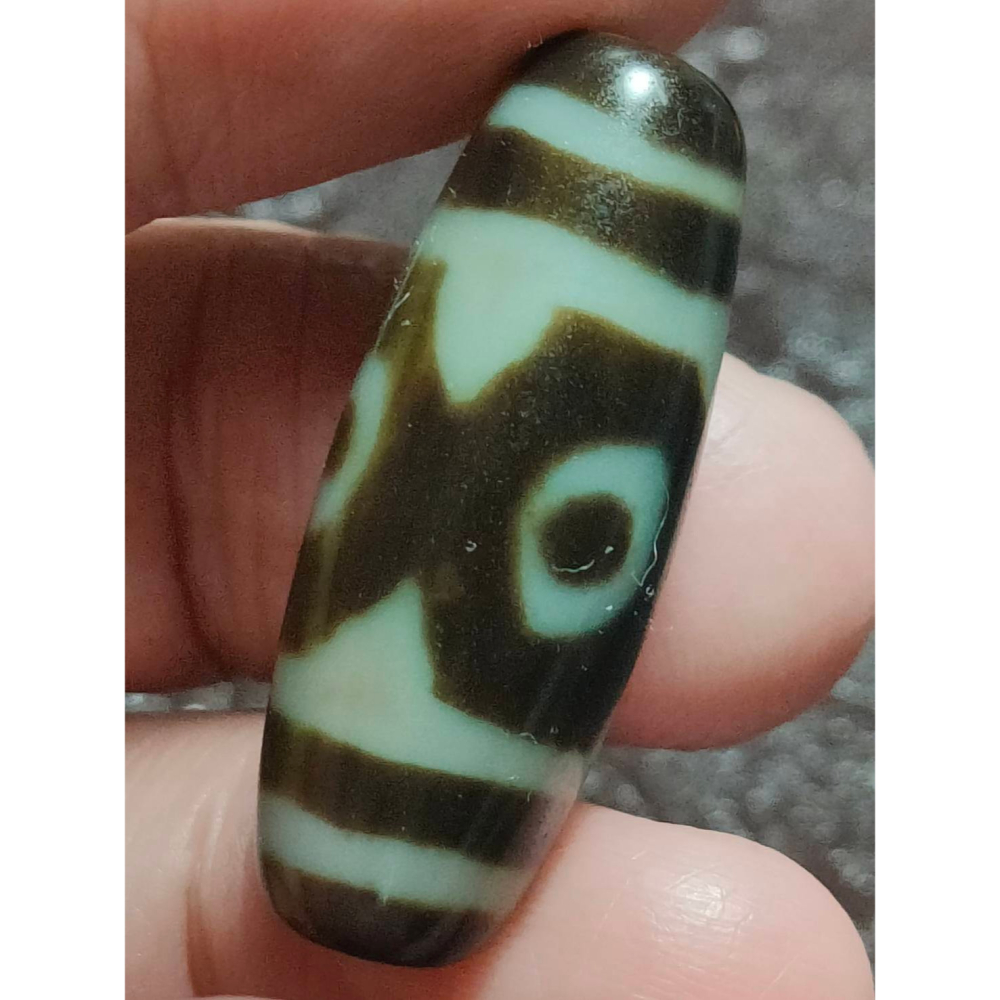 ㊙㊖⋩老山腳⋨㊖㊙藏區回流真品/藏藥香虎牙三眼天珠/ Dzi044 手工老珠表皮油亮微透光風化漂亮，歡迎有綠人請供!!-細節圖4