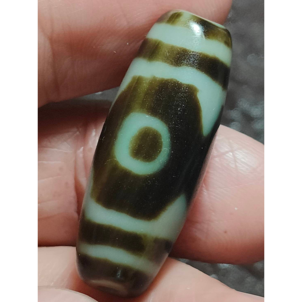 ㊙㊖⋩老山腳⋨㊖㊙藏區回流真品/藏藥香虎牙三眼天珠/ Dzi044 手工老珠表皮油亮微透光風化漂亮，歡迎有綠人請供!!-細節圖5