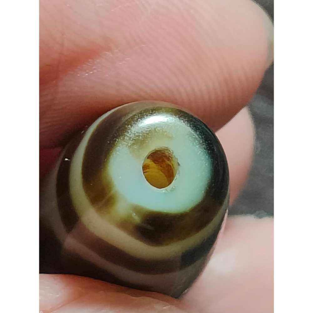 ㊙㊖⋩老山腳⋨㊖㊙藏區回流真品/藏藥香虎牙三眼天珠/ Dzi044 手工老珠表皮油亮微透光風化漂亮，歡迎有綠人請供!!-細節圖7