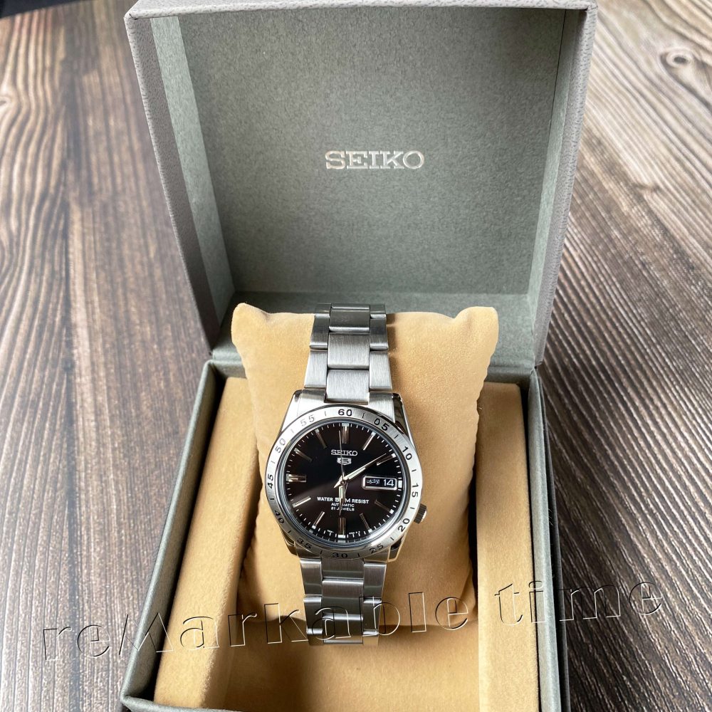 【SEIKO 自動機械手錶】不鏽鋼黑面指針錶款-SNKE01/SNKE01K1-細節圖2