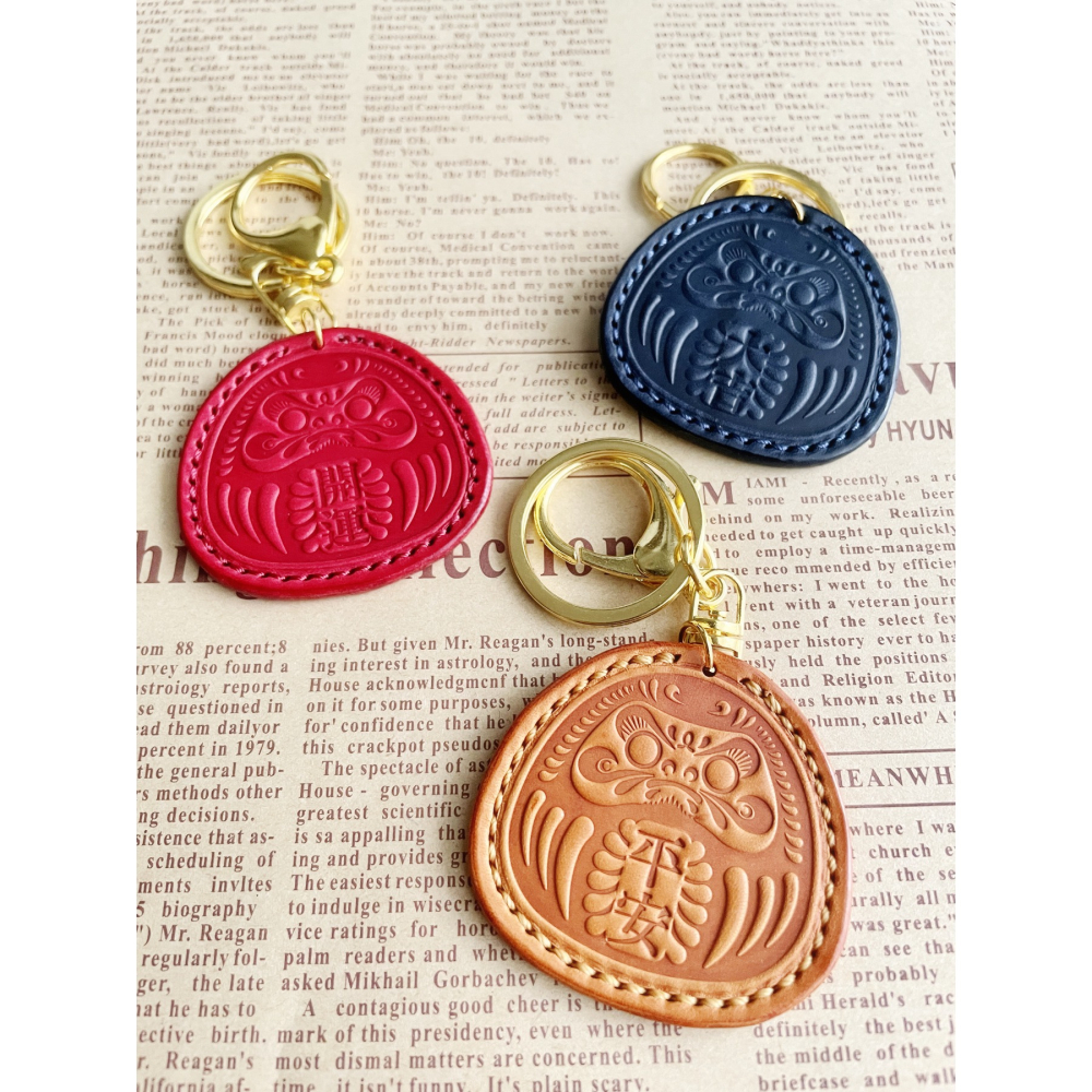 【皮喔】【達摩不倒翁-皮革祈願吊飾 / 悠遊卡】_手工客製 植鞣革 真皮皮革 吊飾 鑰匙圈 汽機車鑰匙圈-細節圖2