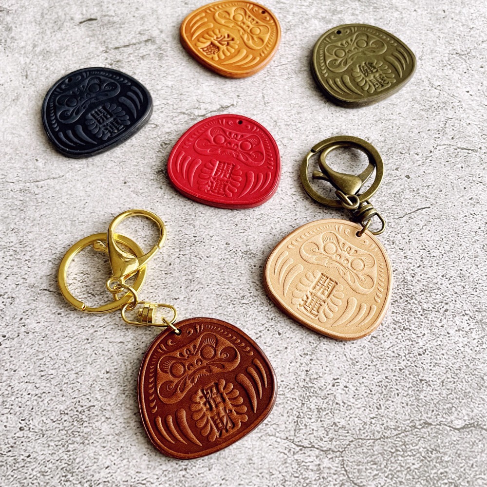 【皮喔】【達摩不倒翁-皮革祈願吊飾 / 悠遊卡】_手工客製 植鞣革 真皮皮革 吊飾 鑰匙圈 汽機車鑰匙圈-規格圖6