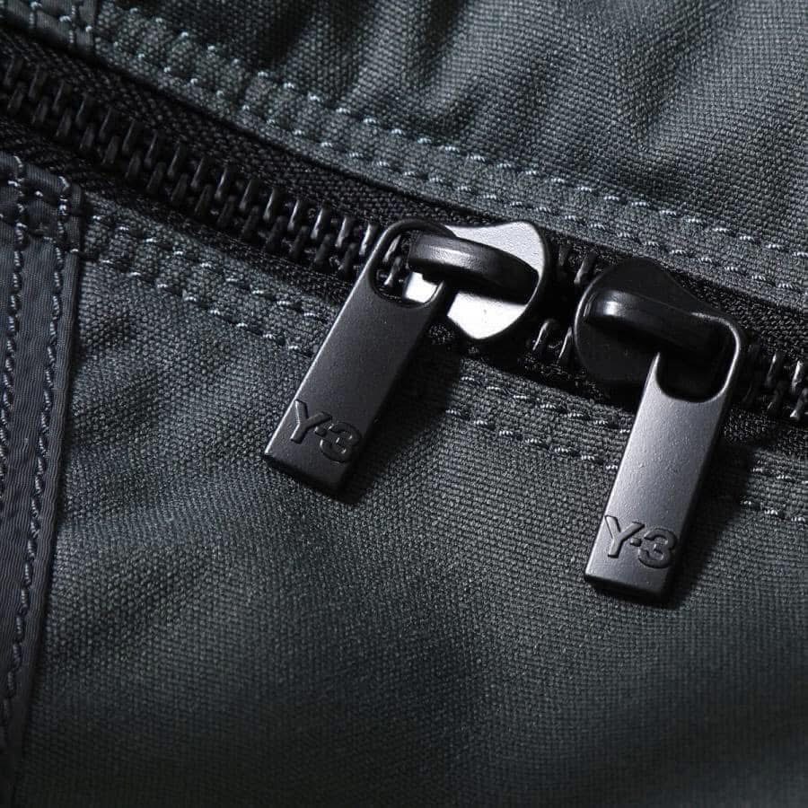 Y-3！Y3！頂級珍稀精品~週末版紋繡極限版!多用途軍綠色橄欖綠色幾何紋繡旅行袋、行李箱、側背包、手提包、筆電包、出差包-細節圖9