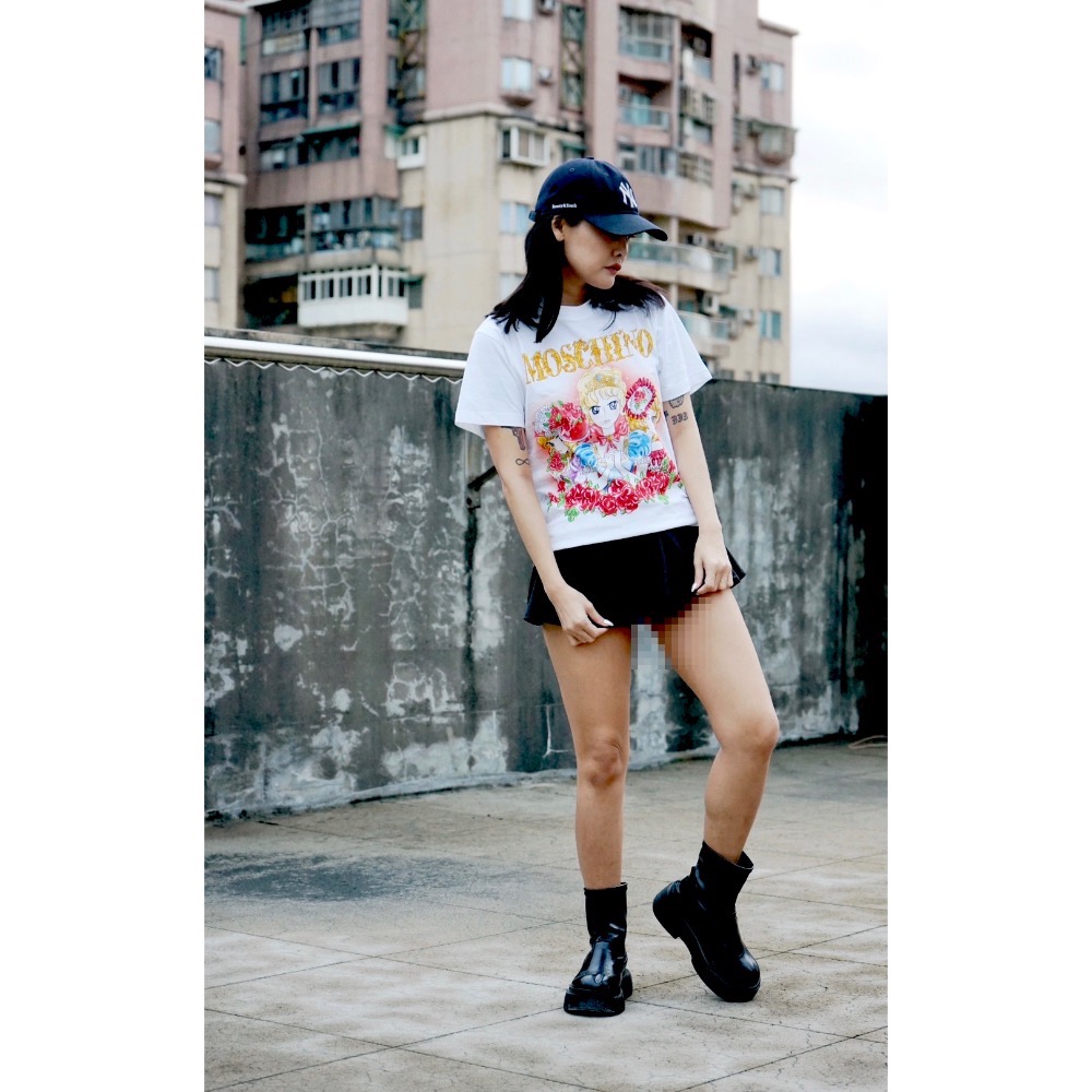 夢幻逸品!MOSCHINO🐻凡爾賽玫瑰🌹歐斯嘉&瑪麗皇后！本宮！傳奇精品!美翻了!白色短袖、T恤、T-Shirt！-細節圖9