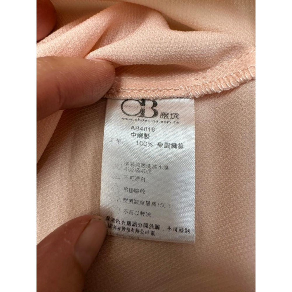 淺粉橘色雪紡上衣，尺寸約M，MODA，9成新，圓領 荷葉邊 有瑕疵，附綁帶 多件組合購買有優惠-細節圖2
