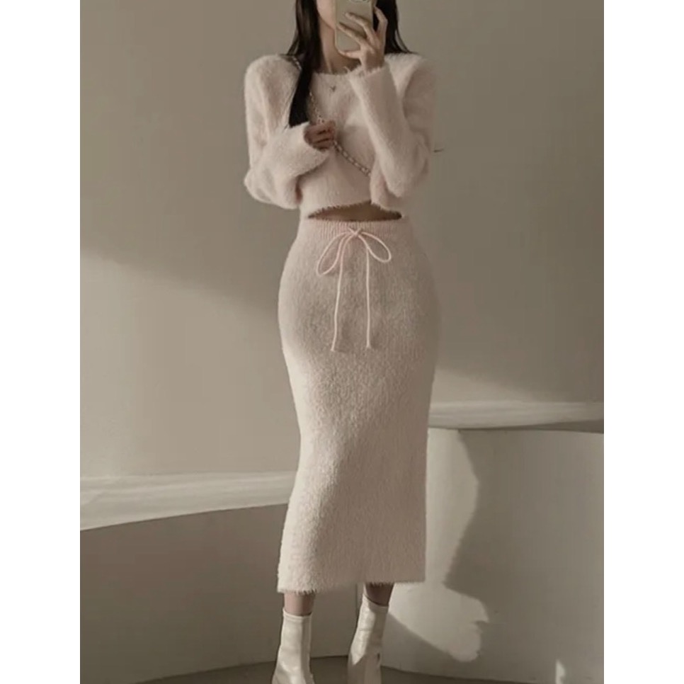 ￼韓國連線🇰🇷正韓秋冬仿貂絨針織短版毛衣+高腰包臀半身裙兩件套-細節圖2