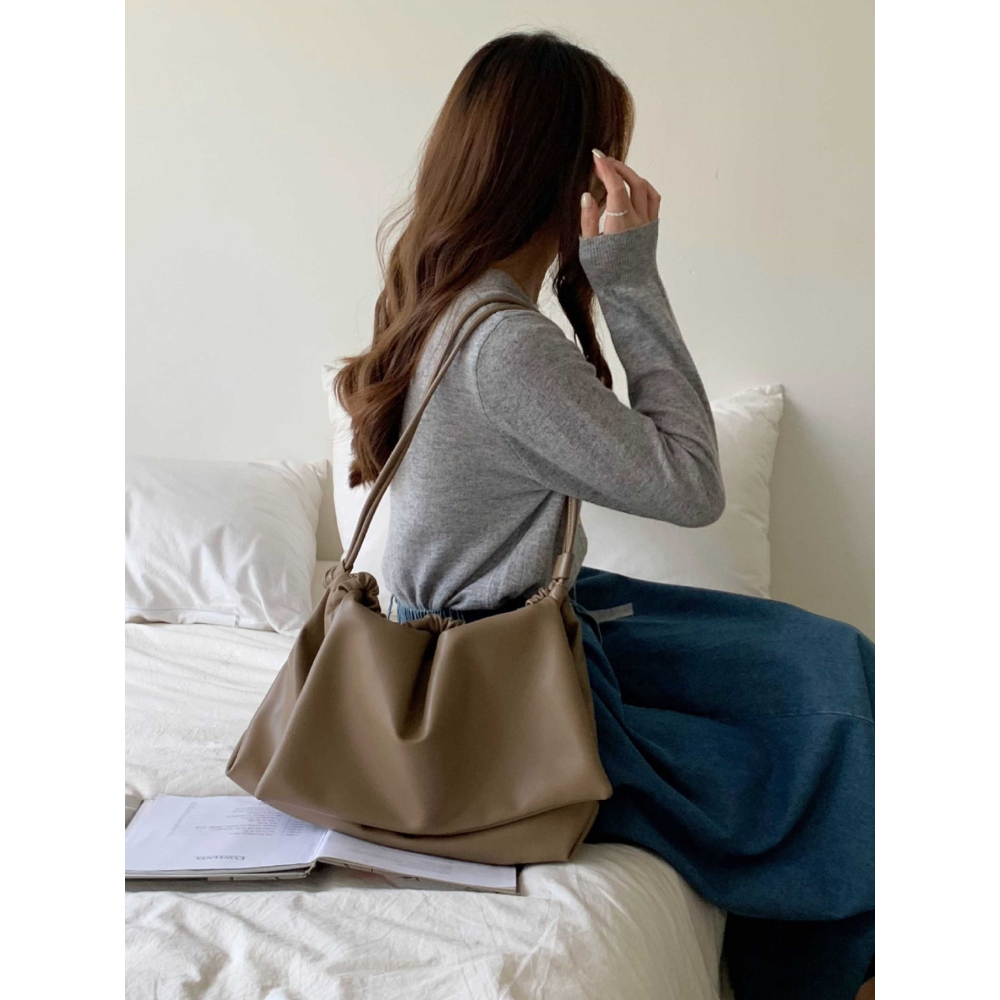 軟皮質❤❤P01韓國空運🇰🇷包蓋式拉繩皺褶通勤腋下包 單肩包 郵差包 方包 水桶包 托特包 大容量 韓國包包-細節圖4