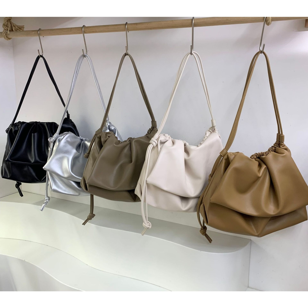 軟皮質❤❤P01韓國空運🇰🇷包蓋式拉繩皺褶通勤腋下包 單肩包 郵差包 方包 水桶包 托特包 大容量 韓國包包-細節圖10